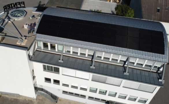 PV-Anlage am Dach des Büros der Firman Pfnier